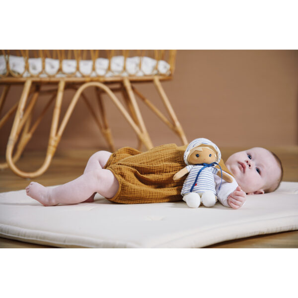 Tendresse Eli Doll, Medium